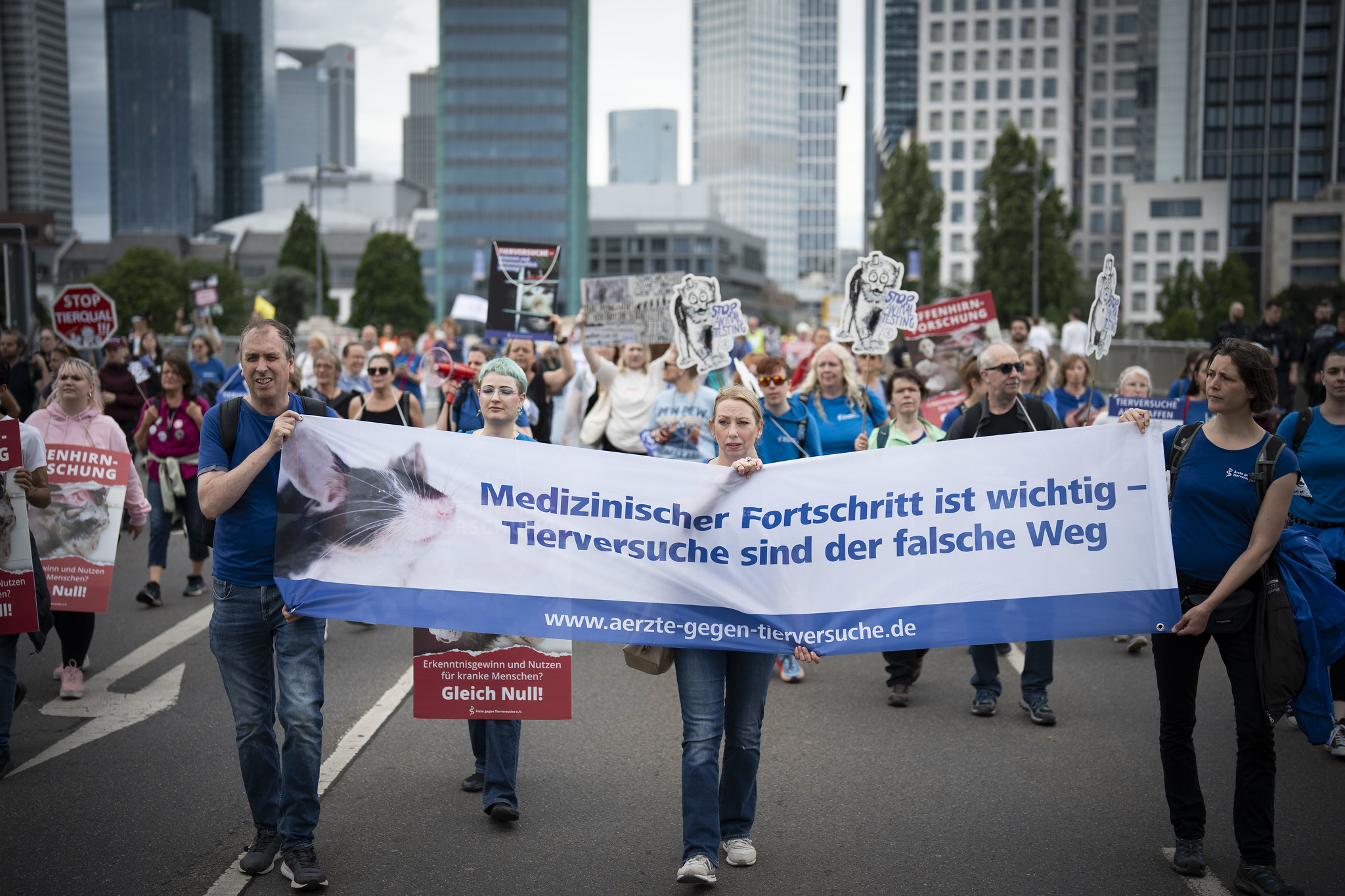 Demo gegen Tierversuche am Ernst-Strüngmann-Institut